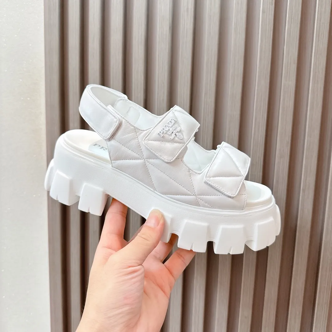 👟👟Ex-factory price 520👟👟 Prada 2024 new summer sandals series Thick-soled sandals This is a must-have for summer. It feels soft and delicate on the feet and is extremely comfortable. You can match it as you like. Original molded midsole. Original foaming technology tooth outsole, size 35-41.